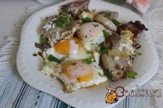 Яичница с луком и грудинкой