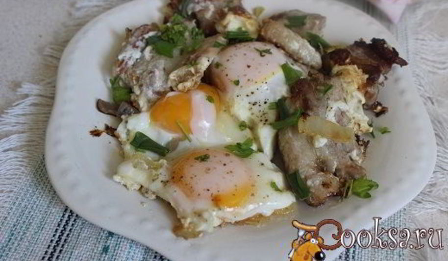 Рецепт яичницы с луком и грудинкой