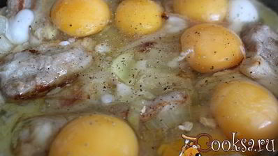яичница с луком и грудинкой
