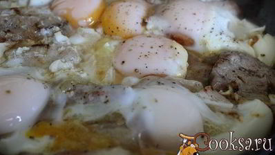 яичница с луком и грудинкой