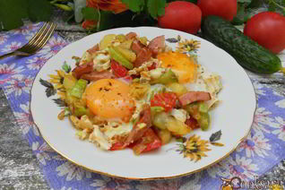 Яичница с овощами и колбасой