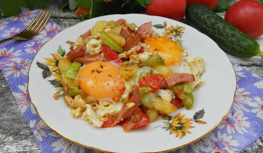 Рецепт яичницы с овощами и колбасой