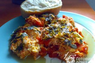 Яичница с помидорами и сыром