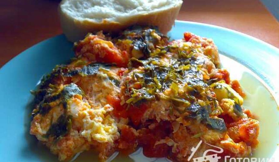 Рецепт яичницы с помидорами и сыром