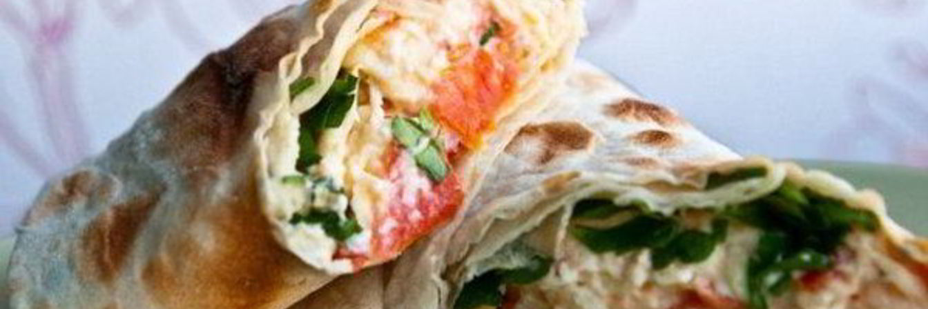 Яичница с помидорами в тонком лаваше