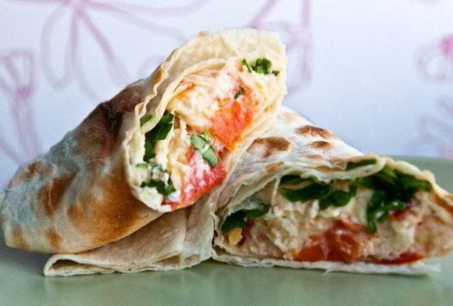 Яичница с помидорами в тонком лаваше