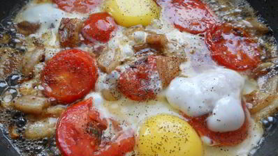 яичница с салом и помидорами