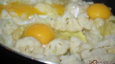 яичница с цветной капустой и пармезаном