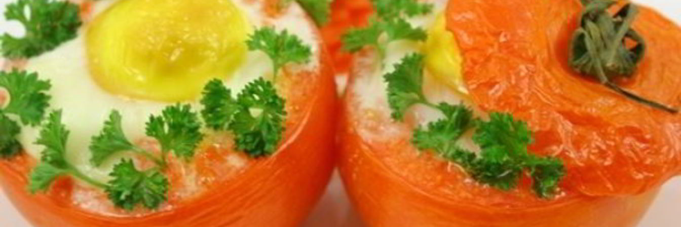 Яичница с ветчиной и грибами запеченная в помидорах