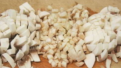 яичница с ветчиной и грибами запеченная в помидорах