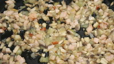 яичница с ветчиной и грибами запеченная в помидорах