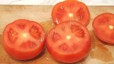 яичница с ветчиной и грибами запеченная в помидорах