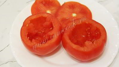 яичница с ветчиной и грибами запеченная в помидорах