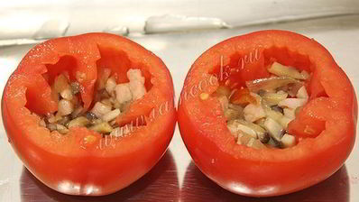 яичница с ветчиной и грибами запеченная в помидорах