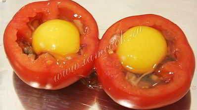 яичница с ветчиной и грибами запеченная в помидорах