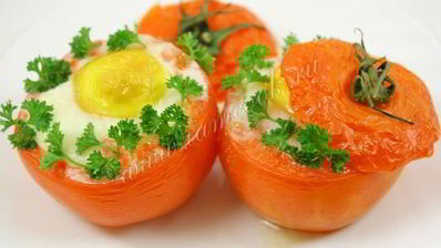 яичница с ветчиной и грибами запеченная в помидорах