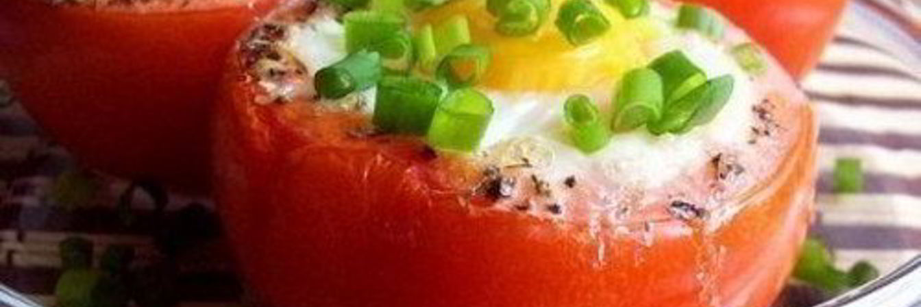 Яичница с зеленью в помидорах