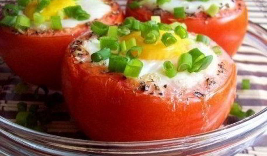 Рецепт яичницы с зеленью в помидорах