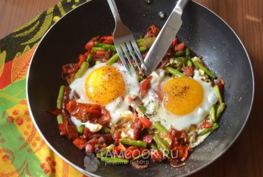 Яичница со спаржей и вялеными помидорами