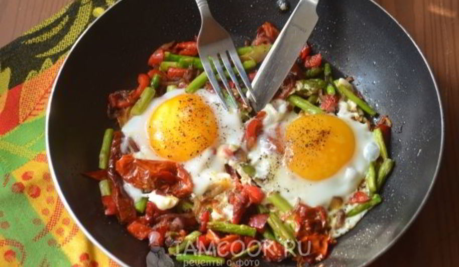 Рецепт яичницы со спаржей и вялеными помидорами