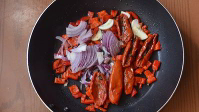 яичница со спаржей и вялеными помидорами