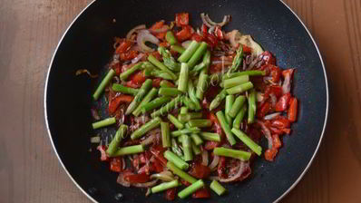 яичница со спаржей и вялеными помидорами