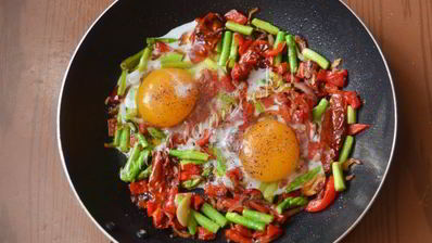яичница со спаржей и вялеными помидорами