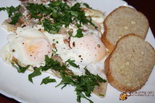 Яичница со свиной грудинкой