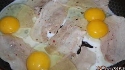 яичница со свиной грудинкой