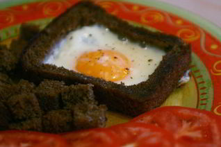 Яичница солнышко в рамочке с гренками