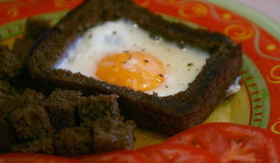 Рецепт яичницы солнышко в рамочке с гренками