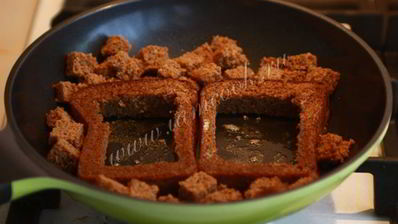 яичница солнышко в рамочке с гренками