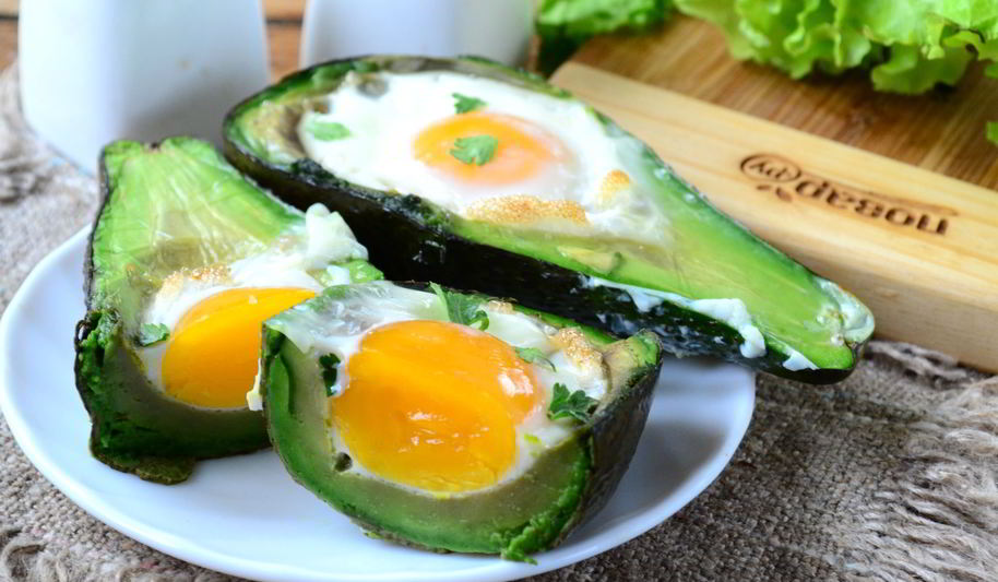 Рецепт яичницы в авокадо