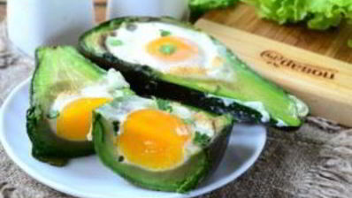 яичница в авокадо