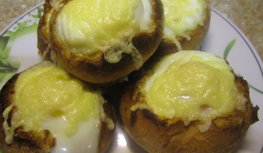 Рецепт яичницы в булочке