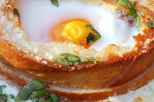 Яичница в хлебе в духовке