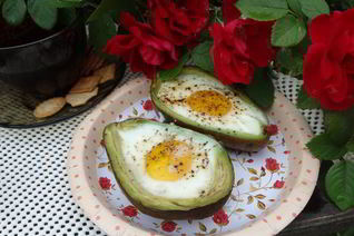 Яичница в лодочке авокадо