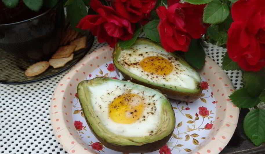 Рецепт яичницы в лодочке авокадо