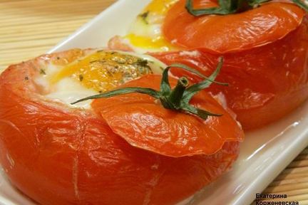 Яичница в помидорах с колбасой и сыром