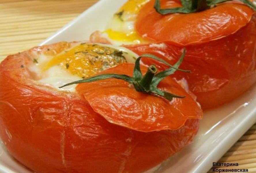 Яичница в помидорах с колбасой и сыром