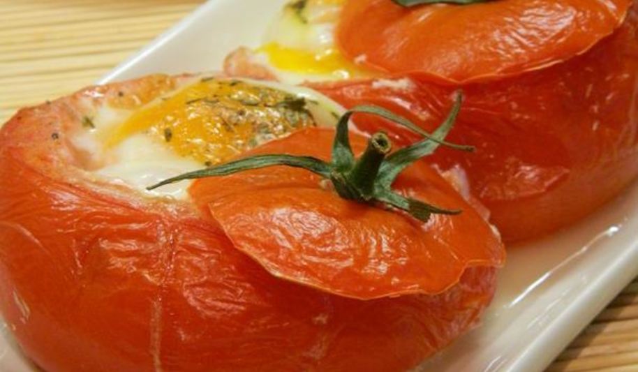 Рецепт яичницы в помидорах с колбасой и сыром