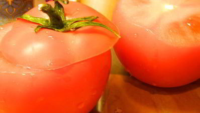 яичница в помидорах с колбасой и сыром