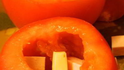 яичница в помидорах с колбасой и сыром