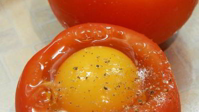 яичница в помидорах с колбасой и сыром