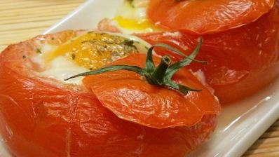 яичница в помидорах с колбасой и сыром