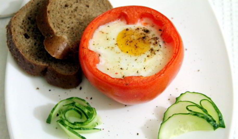 Рецепт яичницы в помидорах