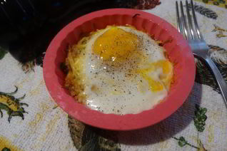 Запечённая глазунья с вялеными томатами