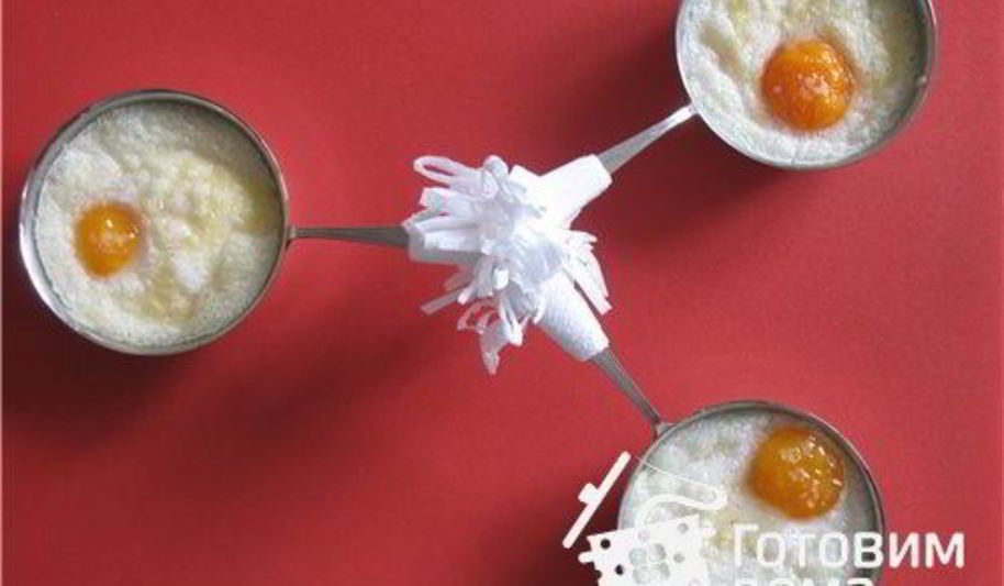 Рецепт яиц, запеченных с крабовыми палочками