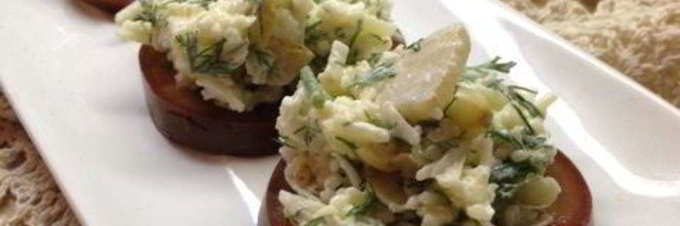 Закуска из черных помидоров с сыром