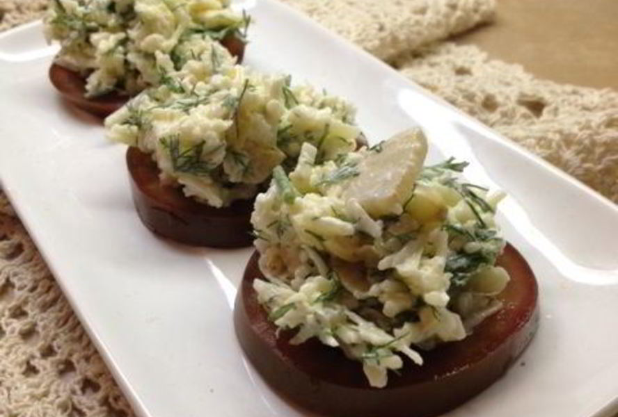 Закуска из черных помидоров с сыром